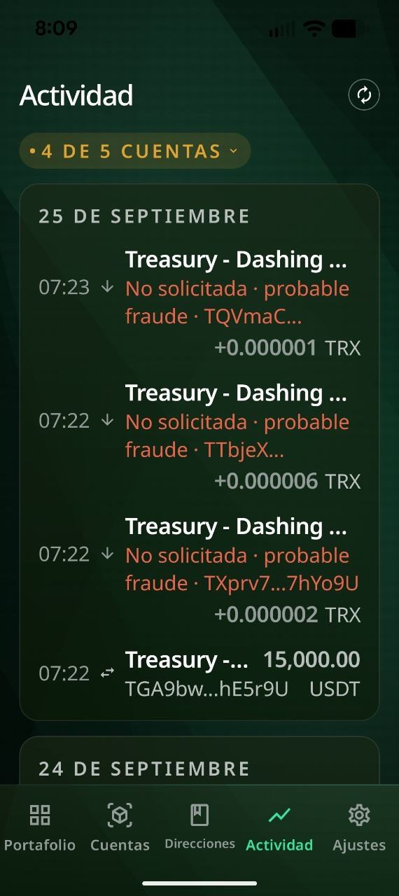 “Actividad” en Dashing Crypto con el interruptor “Transferencias no solicitadas” encendido: tres transferencias diminutas de desconocidos tienen la etiqueta “No solicitada · probable fraude”.